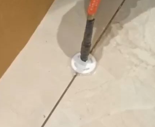 龙文瓷砖空鼓维修公司专业解答瓷砖在铺贴过程中，如果没有涂抹均匀到位的粘结材料（如水泥砂浆或瓷砖胶），可能会导致以下问题